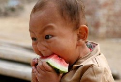 娱乐吃瓜小男孩是谁啊,他是谁？为何成为网络热议焦点？