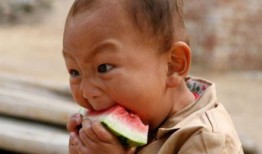 娱乐吃瓜小男孩是谁啊,他是谁？为何成为网络热议焦点？